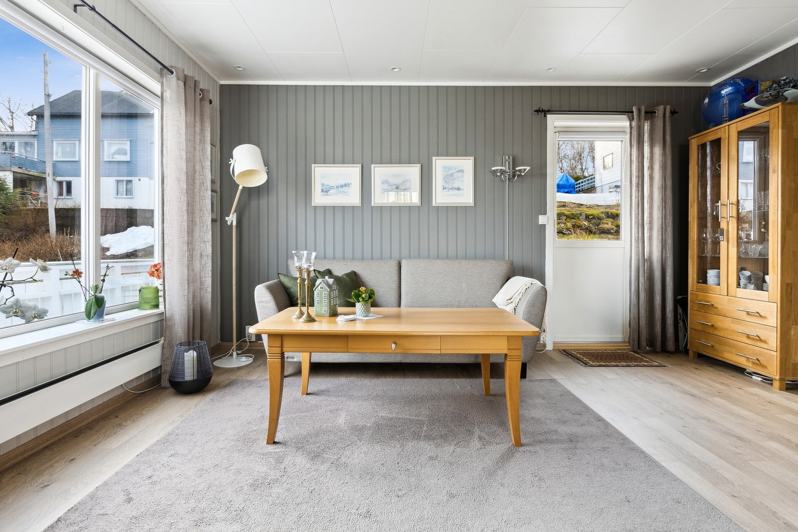 Innbydende stue med utgang til stor terrasse Galleribilde