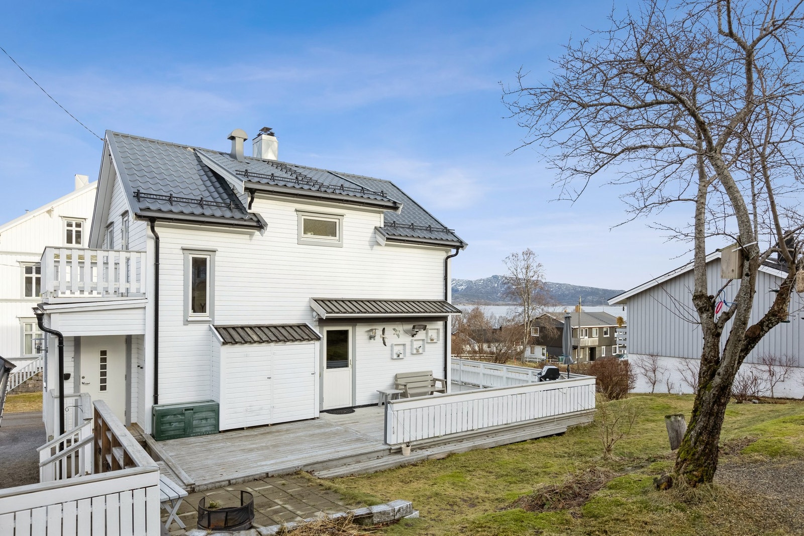 Fasade og bakhage Galleribilde