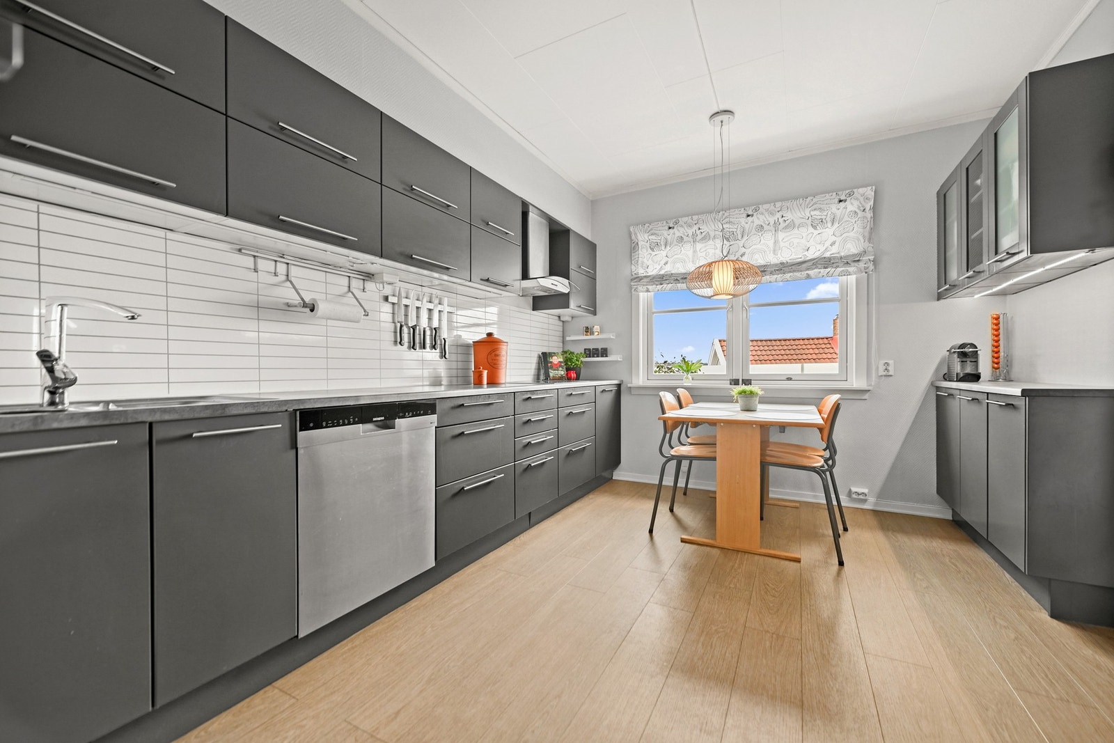 Flott plass for kjøkkenbord ved vinduet. Galleribilde