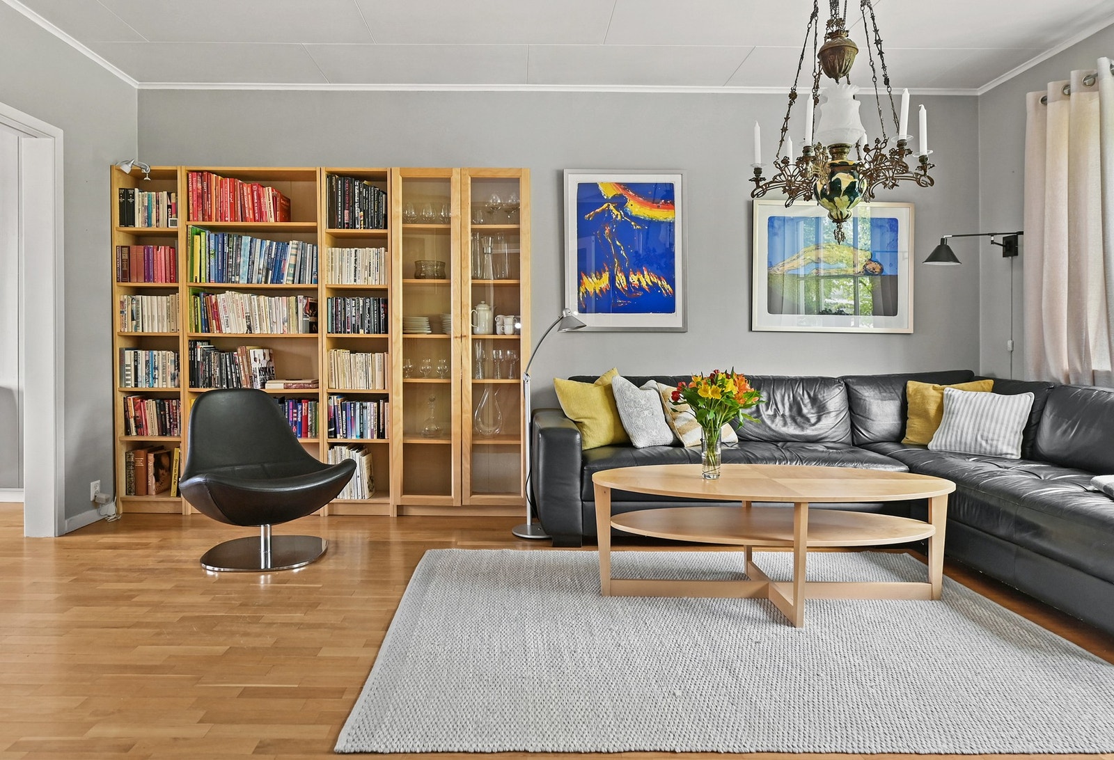 I tillegg til 1. og 2. etasje er det full kjeller med både innvendig og utvendig adkomst. Galleribilde