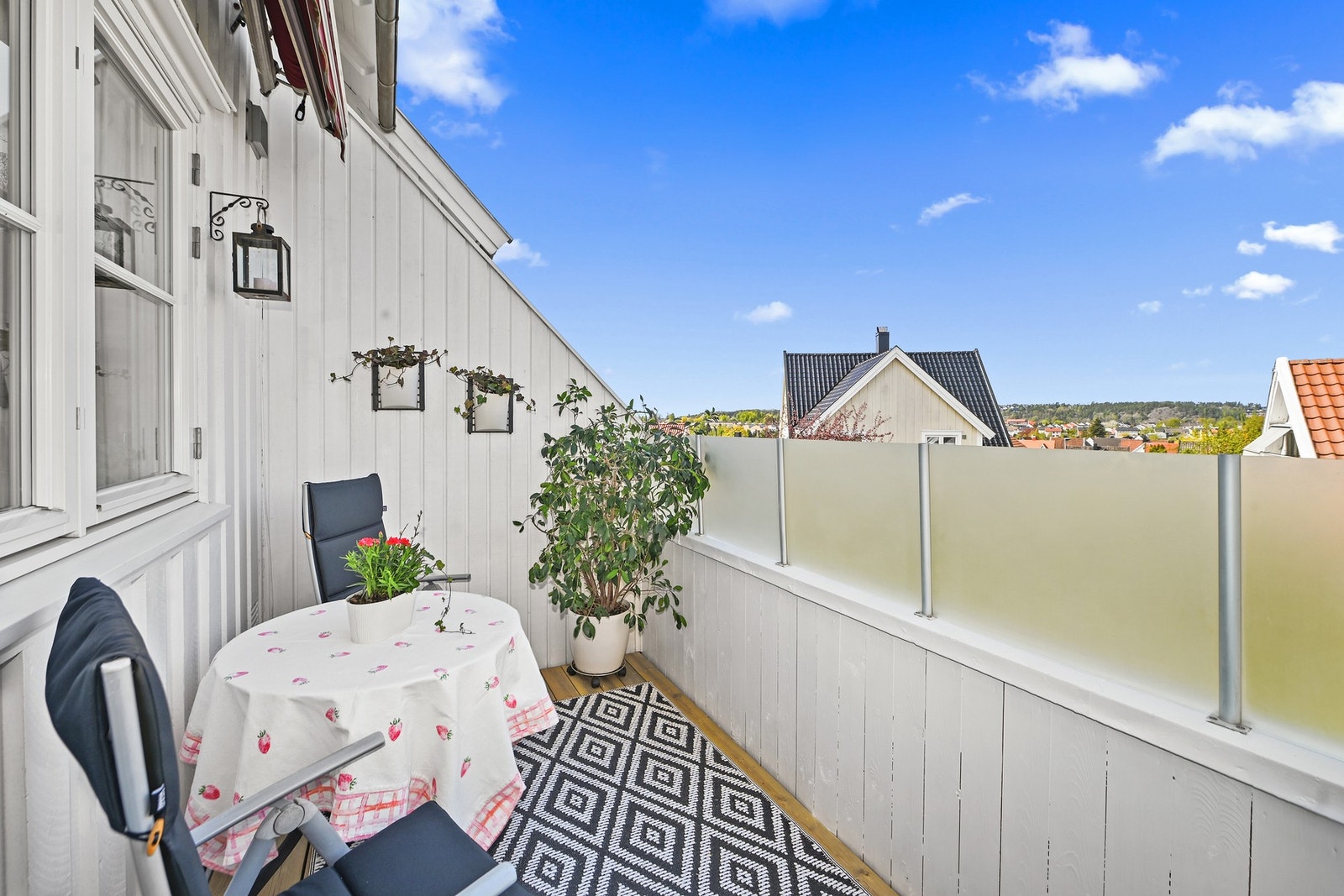 Fra stuen er det utgang til en balkong mot vest. Galleribilde