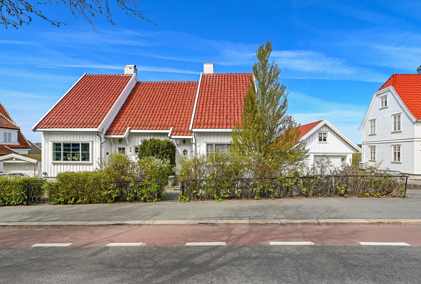 Boligen er tegnet av tidligere byarkitekt Bjørn Askvik, som selv bodde på eiendommen. Galleribilde