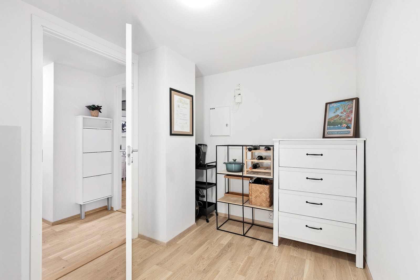 Godt med plass til å etablere ytterligere garderobe dersom en skulle ønske det. Galleribilde
