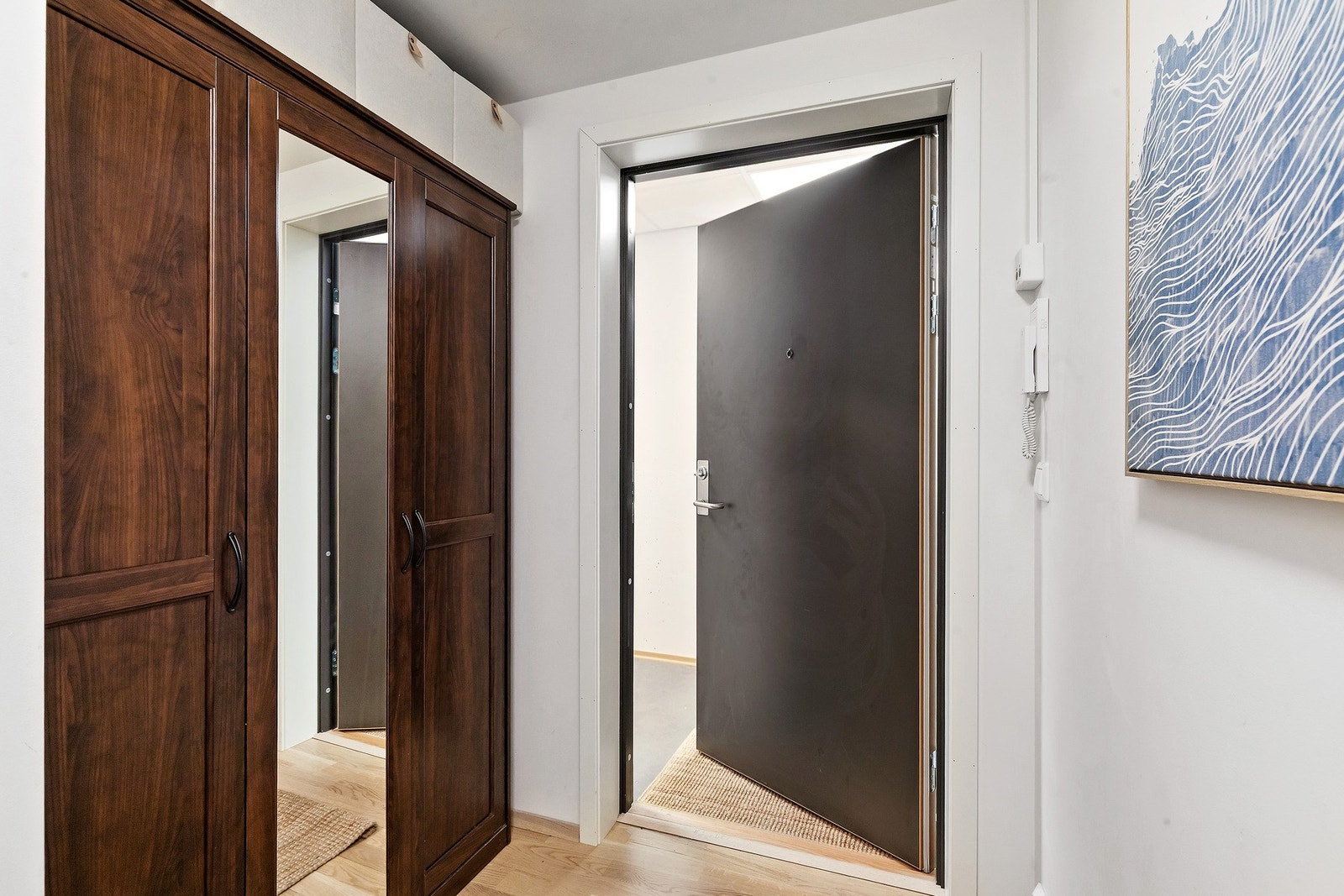 Velkommen inn! Her blir du møtt av en romslig gang og entre på 5,5 kvm. Godt med plass stor garderobe. Galleribilde