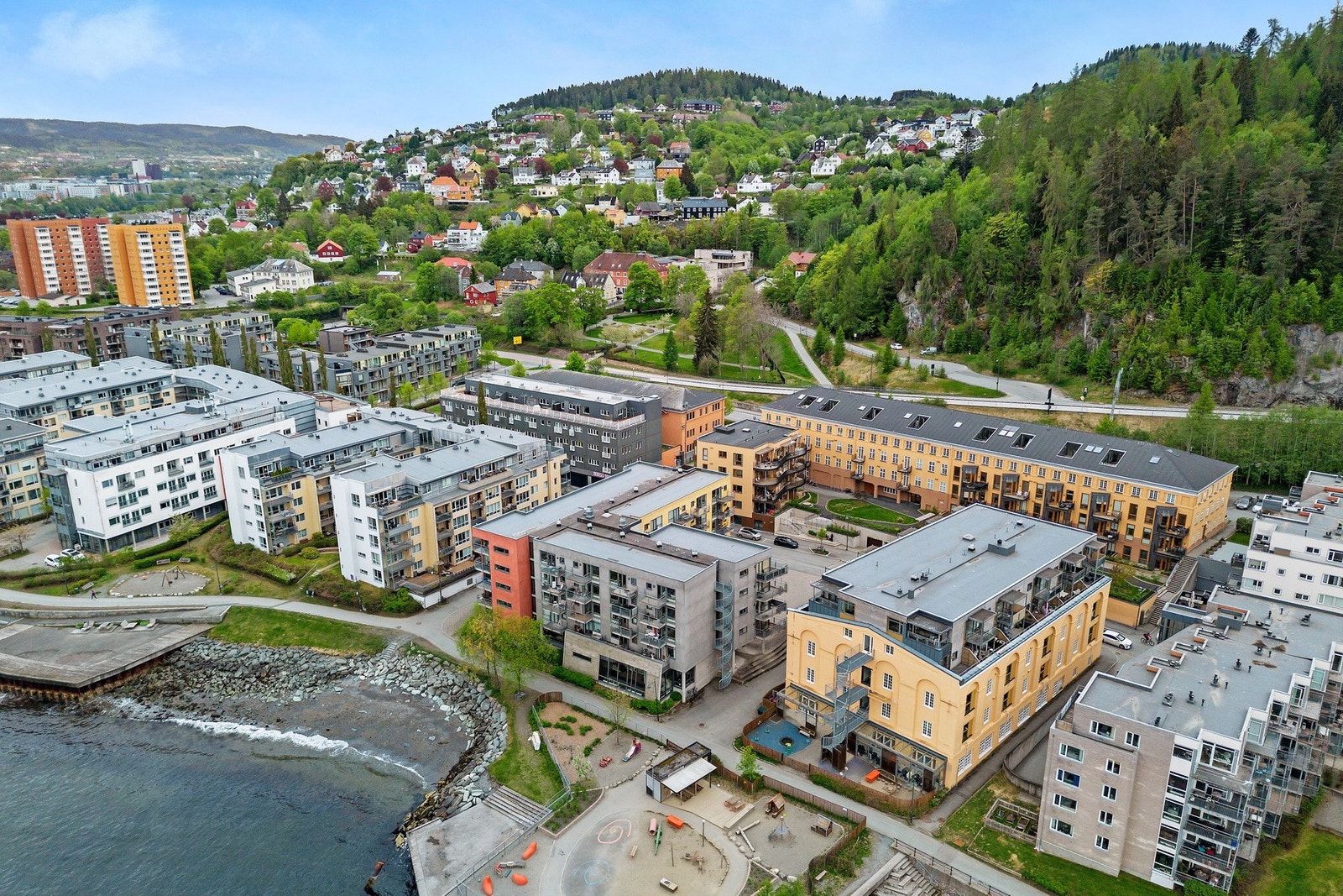 Leiligheten har en populær beliggenhet i Ilsvika med nærhet til alt man trenger i hverdagen. Omkranset av turstier og flotte aktivitetstilbud. Galleribilde