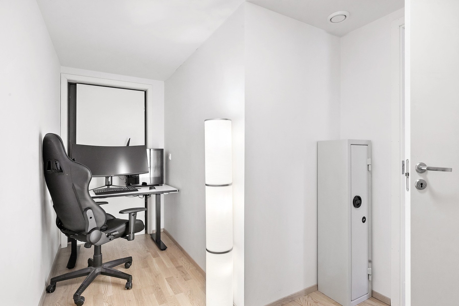 Med leiligheten følger en innvendig bod på hele 7,7 kvm. Dagens eier har innredet boden som et kontor. Bak skjermene er det dør med utgang til en av sameiets fellesganger.. Galleribilde