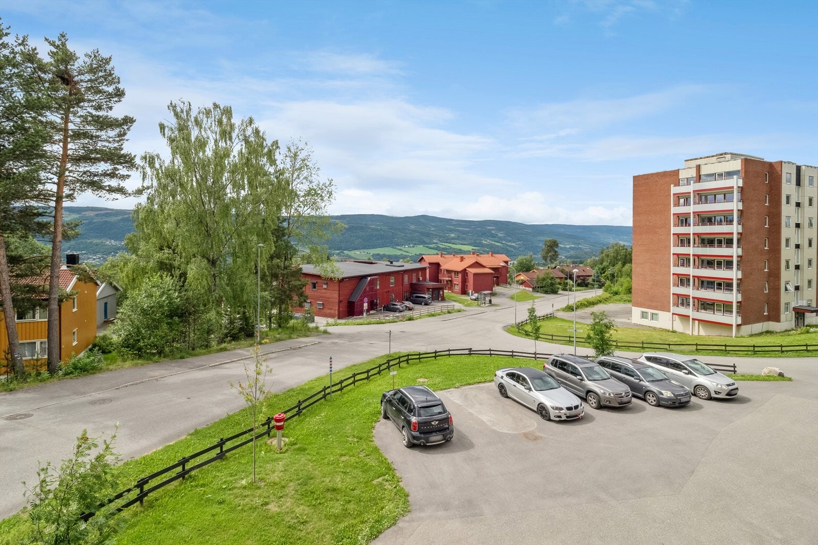 Fra leiligheten er det umiddelbar nærhet til marka med flotte turområder og lysløyper. Galleribilde
