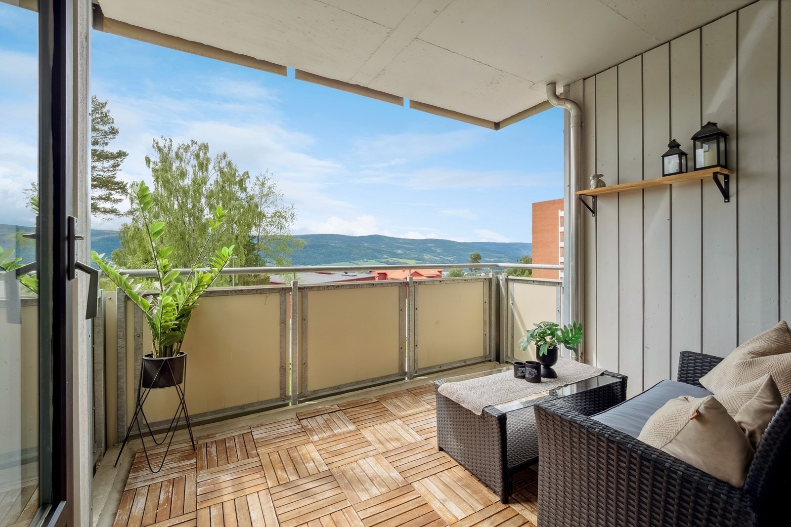 Den vestvendte balkongen på 7 m² har god plass til en sittegruppe og er en fin forlengelse av stuen. Galleribilde