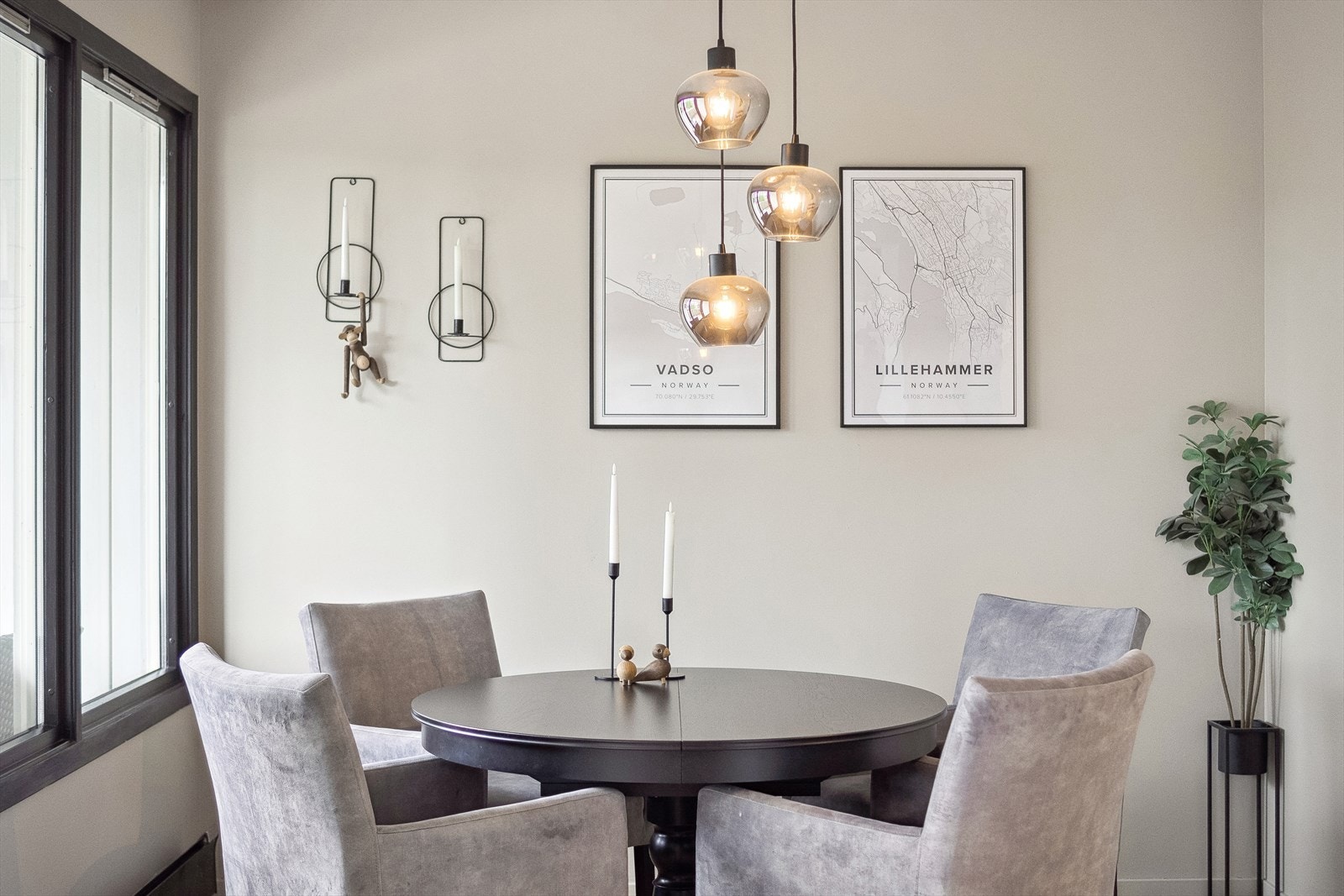 I tilknytning til stuen er det en egen sone med god plass til spisebord. Galleribilde