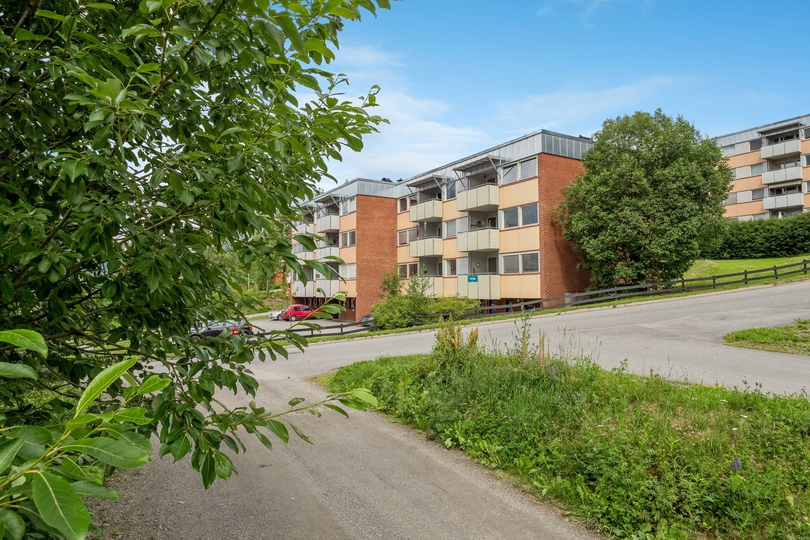 Eiendommen ligger i Nybu, et veletablert og rolig boligområde ca. 1 km fra Lillehammer sentrum. Galleribilde