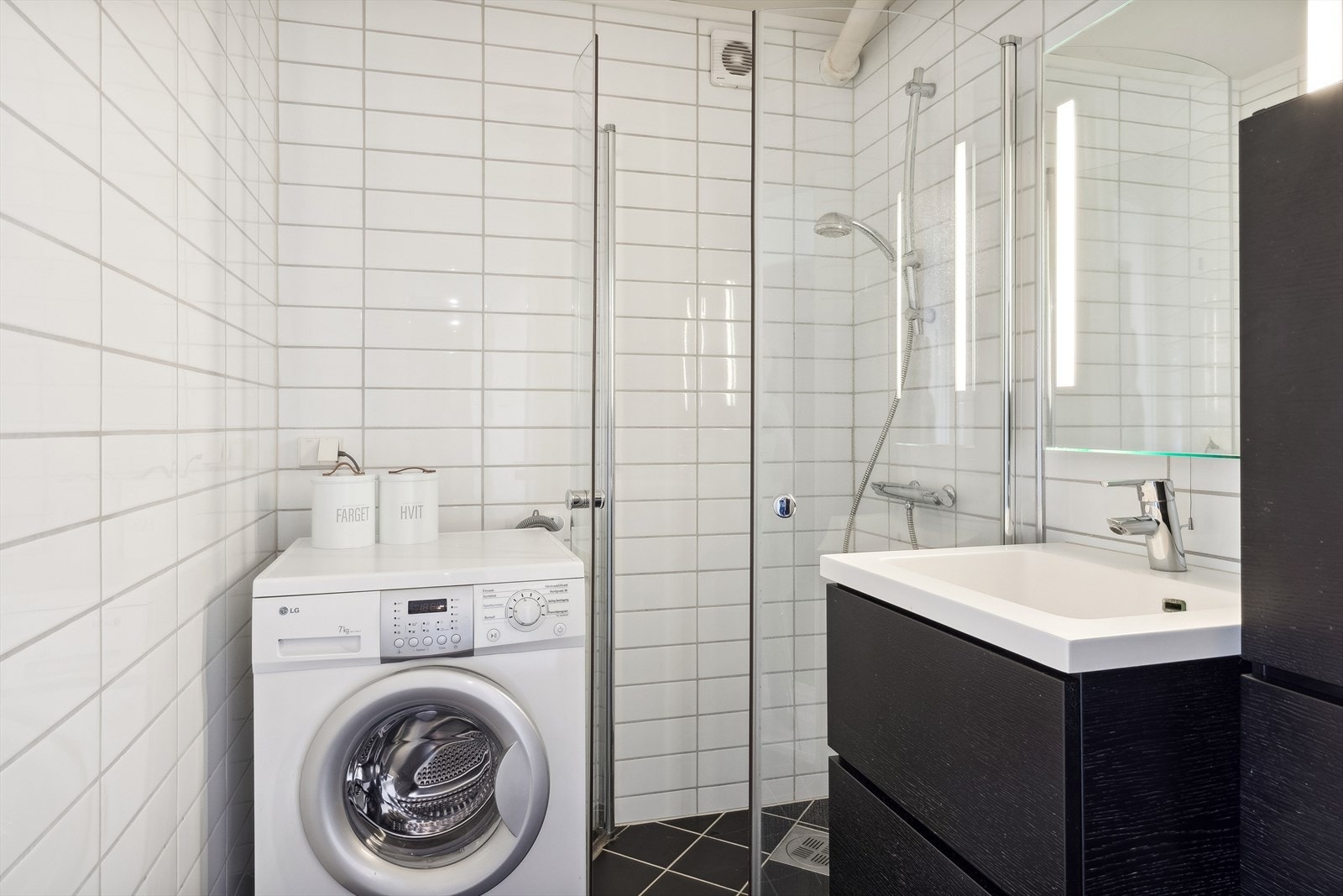 Badet ble pusset opp i 2012 og har flislagt gulv med gulvvarme, samt opplegg for vaskemaskin. Galleribilde