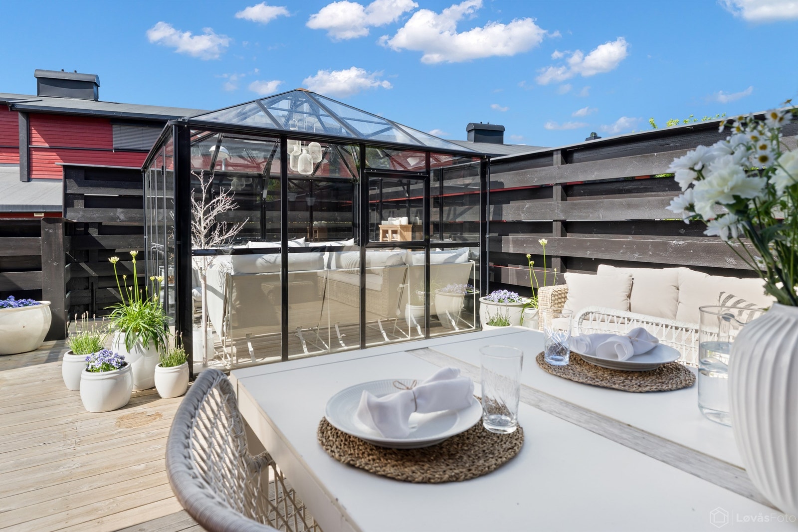 Vestvendt og solrik terrasse Galleribilde