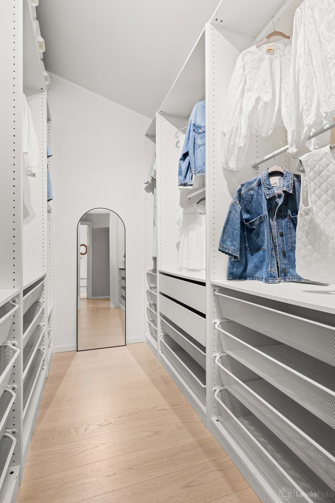 Walk-in-closet ble bygget i 2022 og har godt med oppbevaringsplass Galleribilde