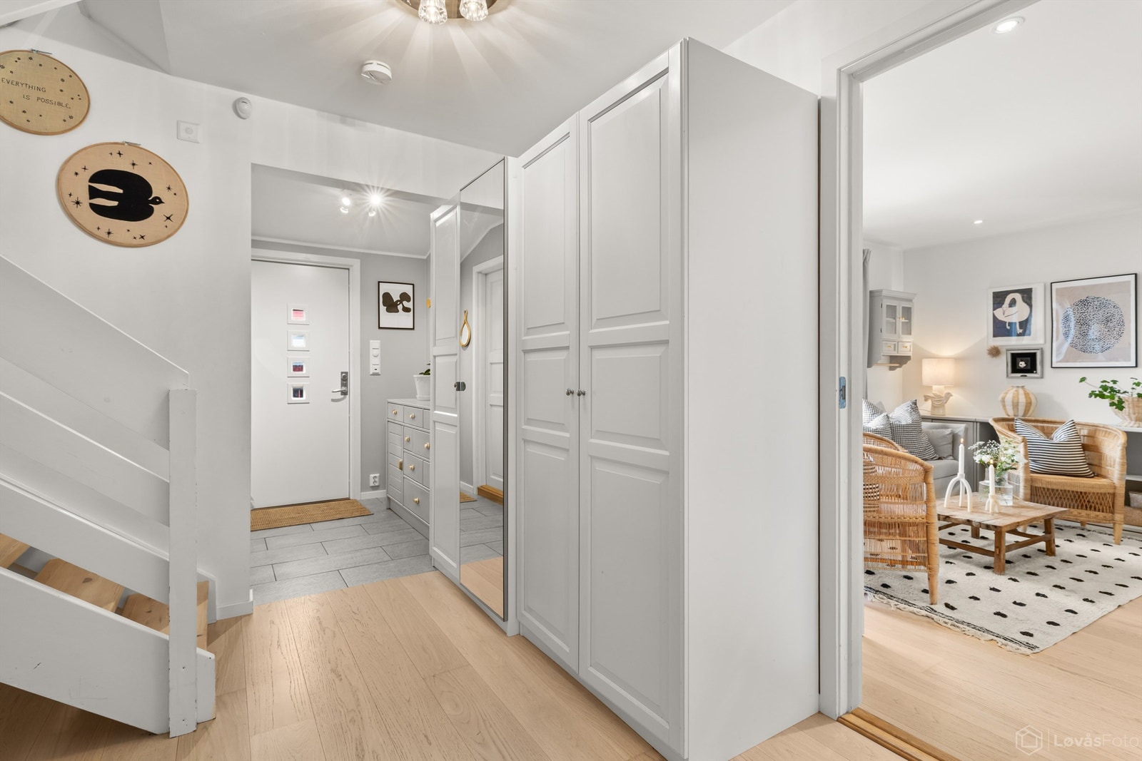 Hall med 1-stavs parkett og godt med garderobeskap Galleribilde