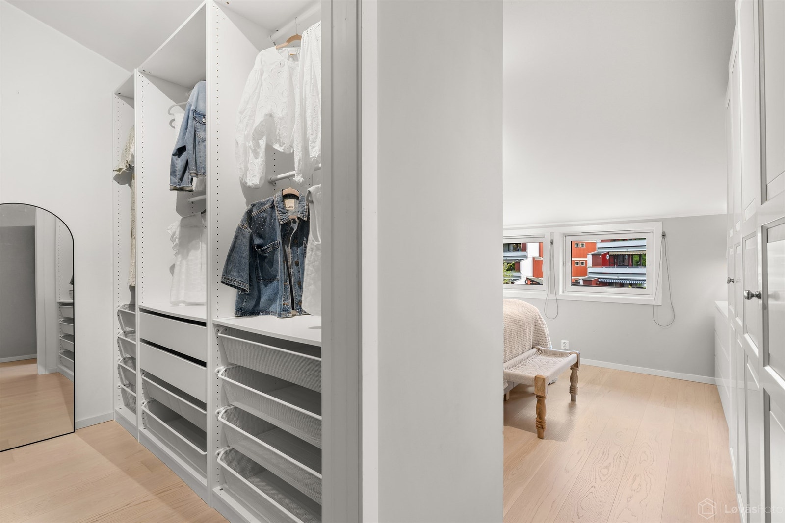 Eget praktisk walk-in-closet Galleribilde