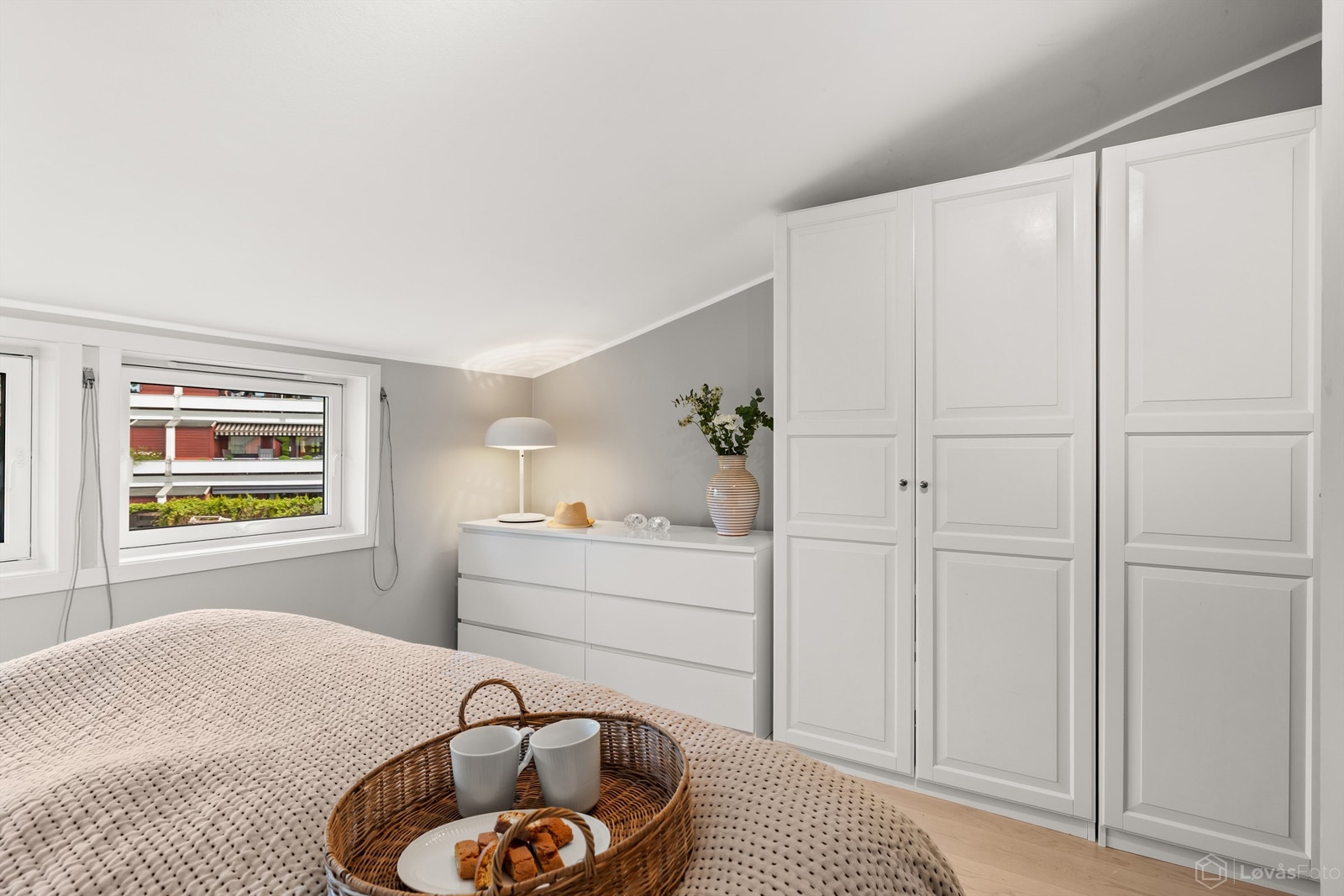 Soverommet har godt med garderobeskap, i tillegg til eget walk-in-closet Galleribilde