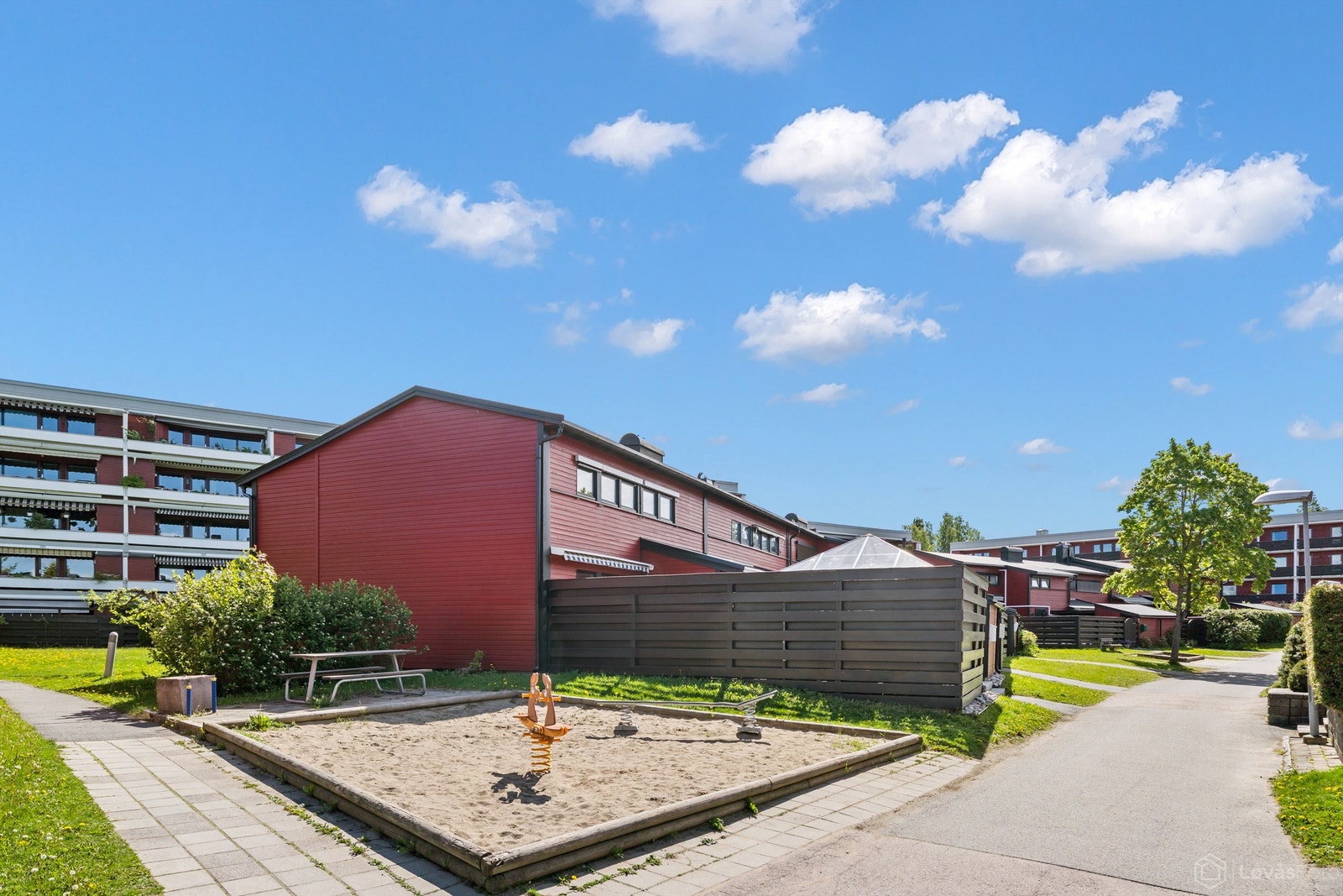 Praktisk med felles lekeplass rett ved Galleribilde