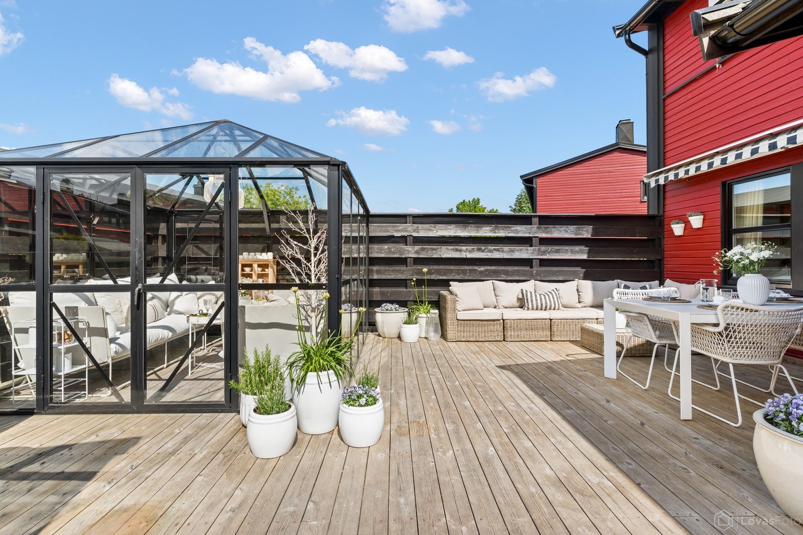 Stor vestvendt terrasse med utestue/vinterhage som er perfekt for lange sommerkvelder og uformelle sammenkomster Galleribilde