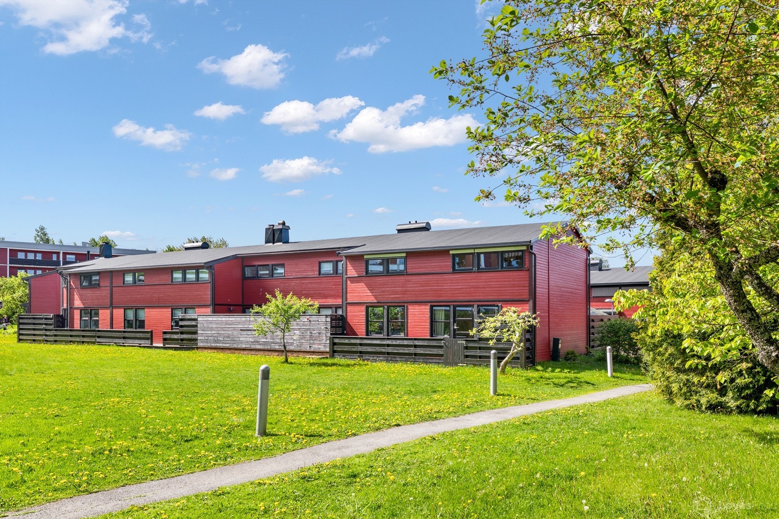 Stort grøntareal rett utenfor Galleribilde