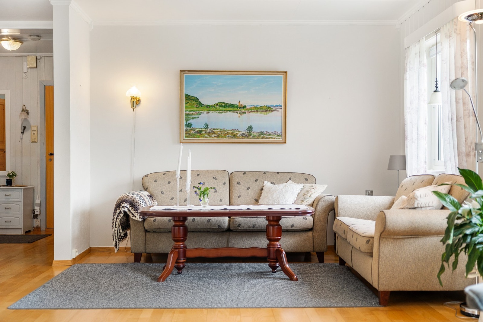Romslig og lys stue Galleribilde