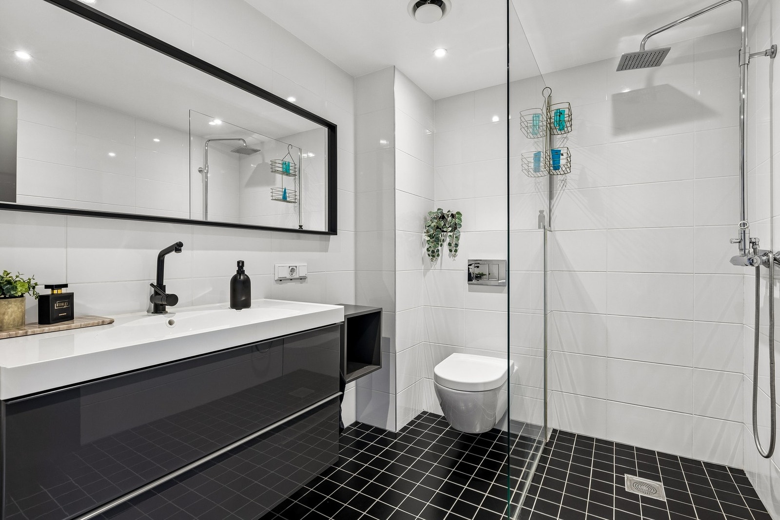 Badet i 1. etasje byr på en romslig innredning, og er også flislagt med behagelig varme i gulv. Galleribilde