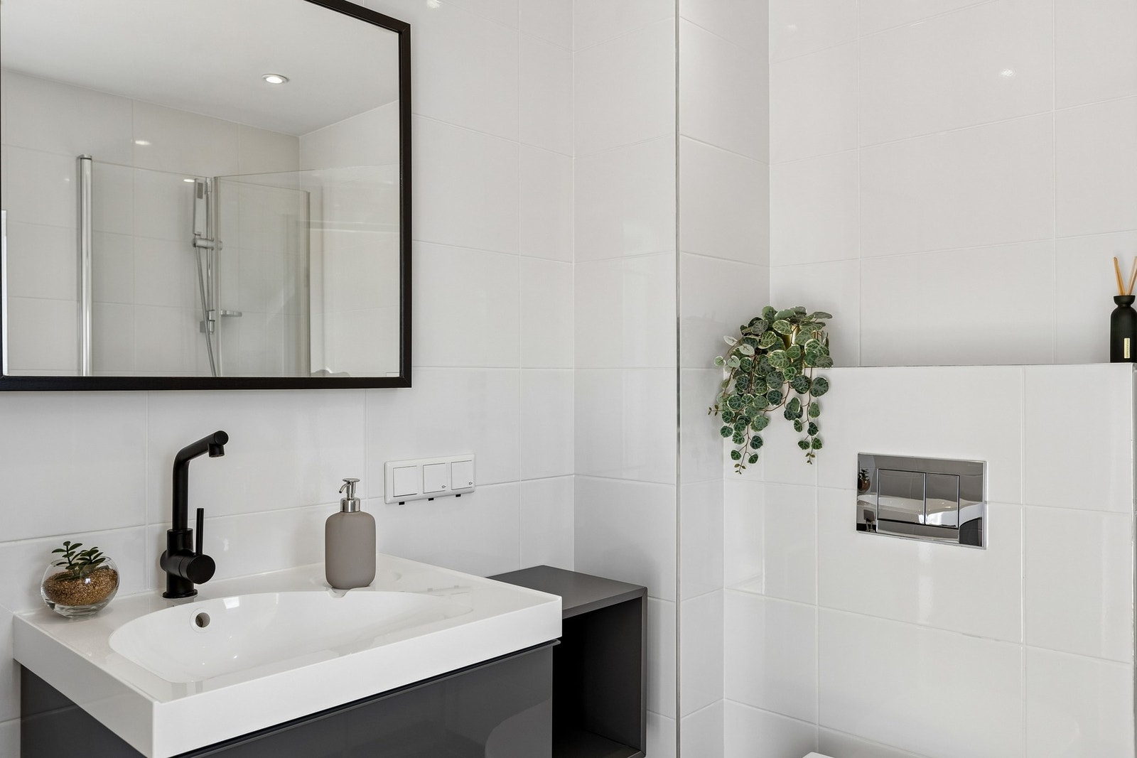 Badet i 3. etasje er på ca. 4 kvm. Delikat flislagt med varmekabler i gulv. Galleribilde