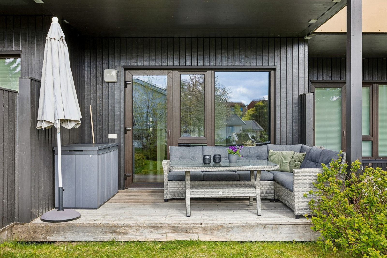 Skjermet terrasse med utgang fra hovedsoverommet i 1. etasje. Galleribilde