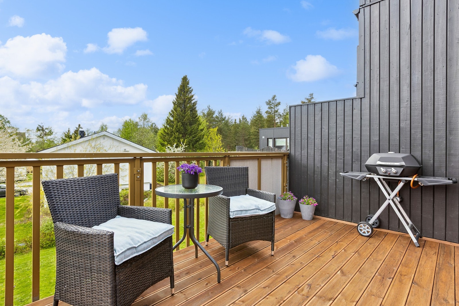 Fra stua er det utgang til en skjermet terrasse på ca. 10 kvm. Galleribilde