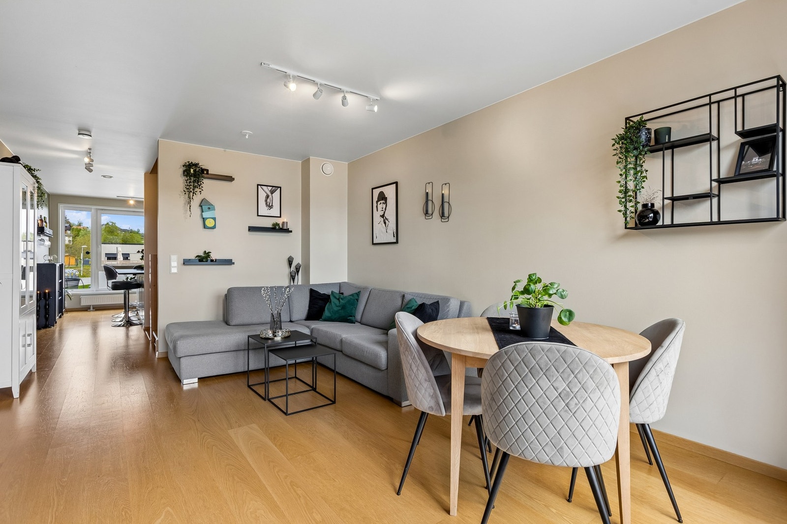 Boligen har en praktisk og god planløsning med moderne farge- og materialvalg. Galleribilde