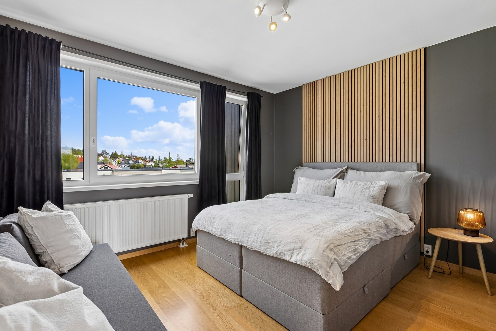 Soverom i øverste etasje framstår som lyst og luftig, og er på hele 12,5 kvm. Galleribilde