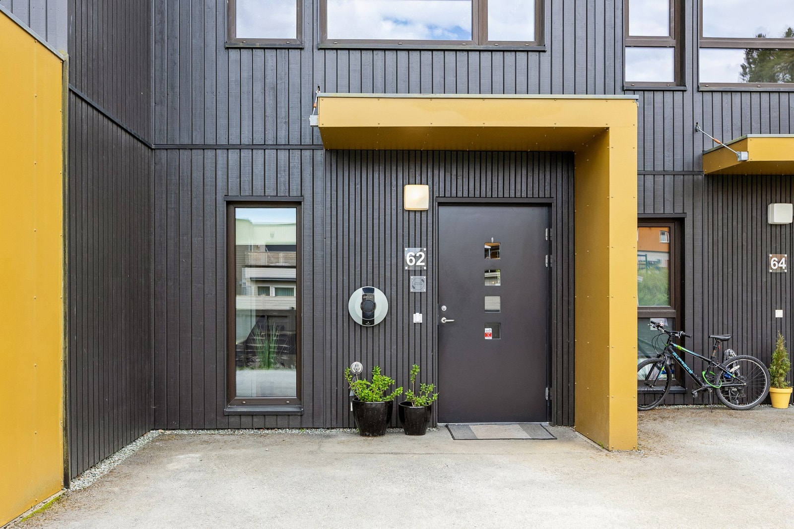 Inngangsparti med parkeringsplass for en bil. Galleribilde