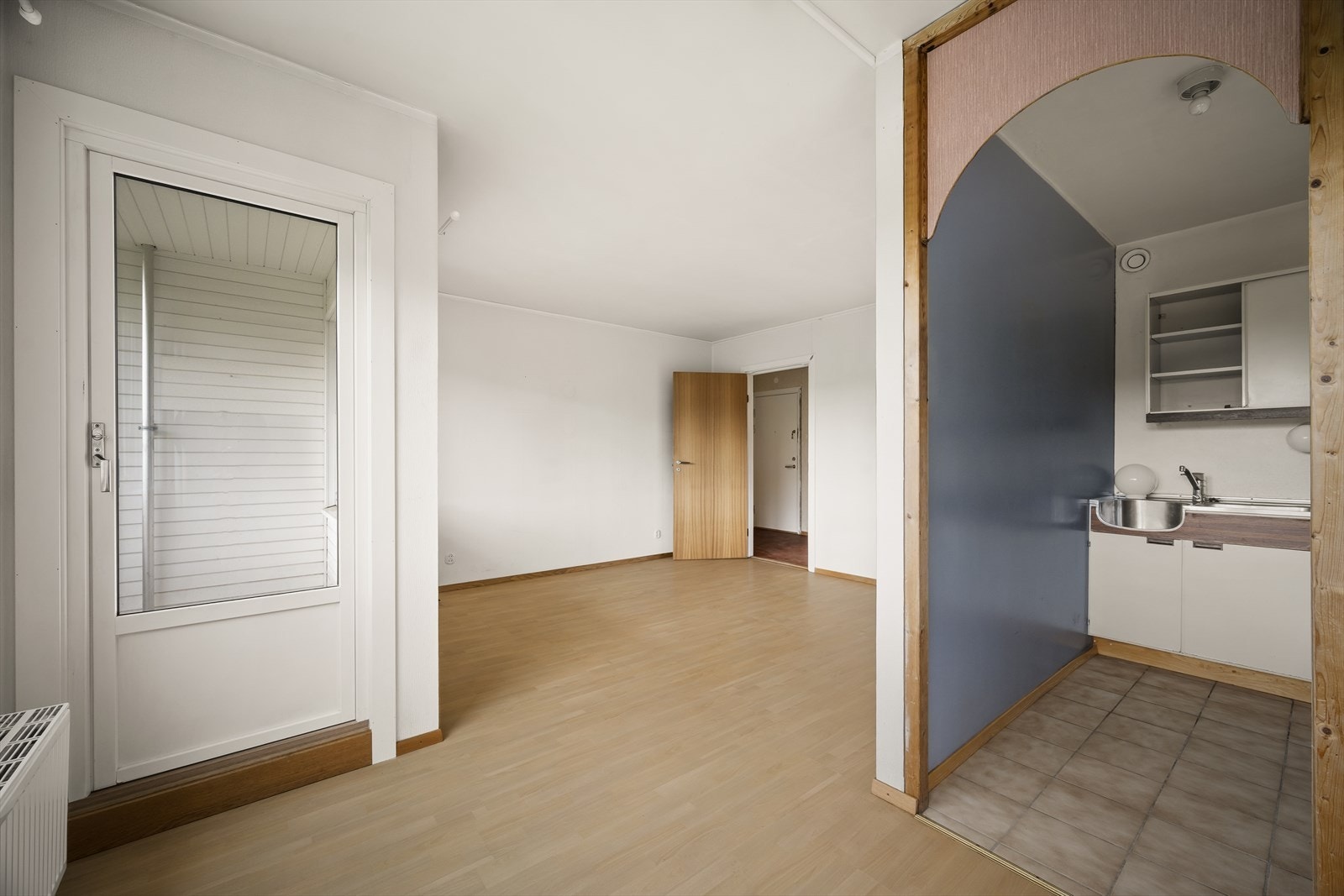 Fra stuen er det direkte utgang til leilighetens balkong. Galleribilde