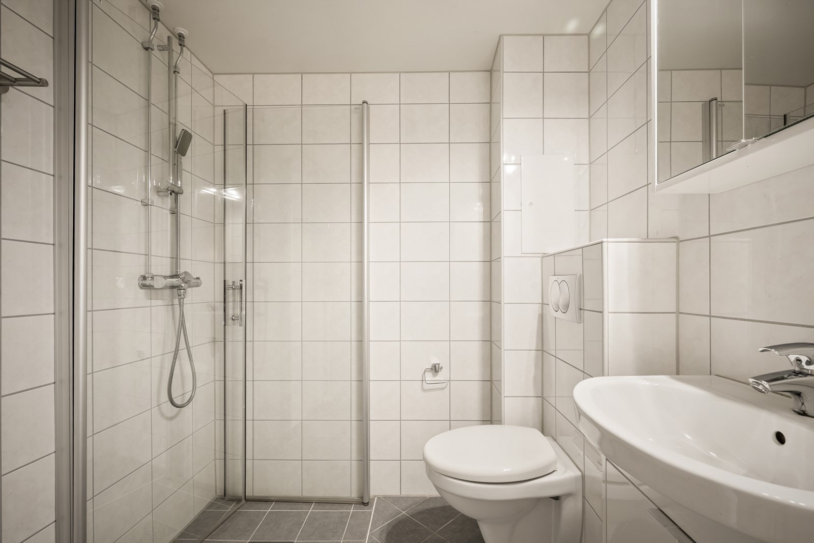 Baderommet fremstår moderne og ble renovert i regi av Borettslaget i 2014. Galleribilde