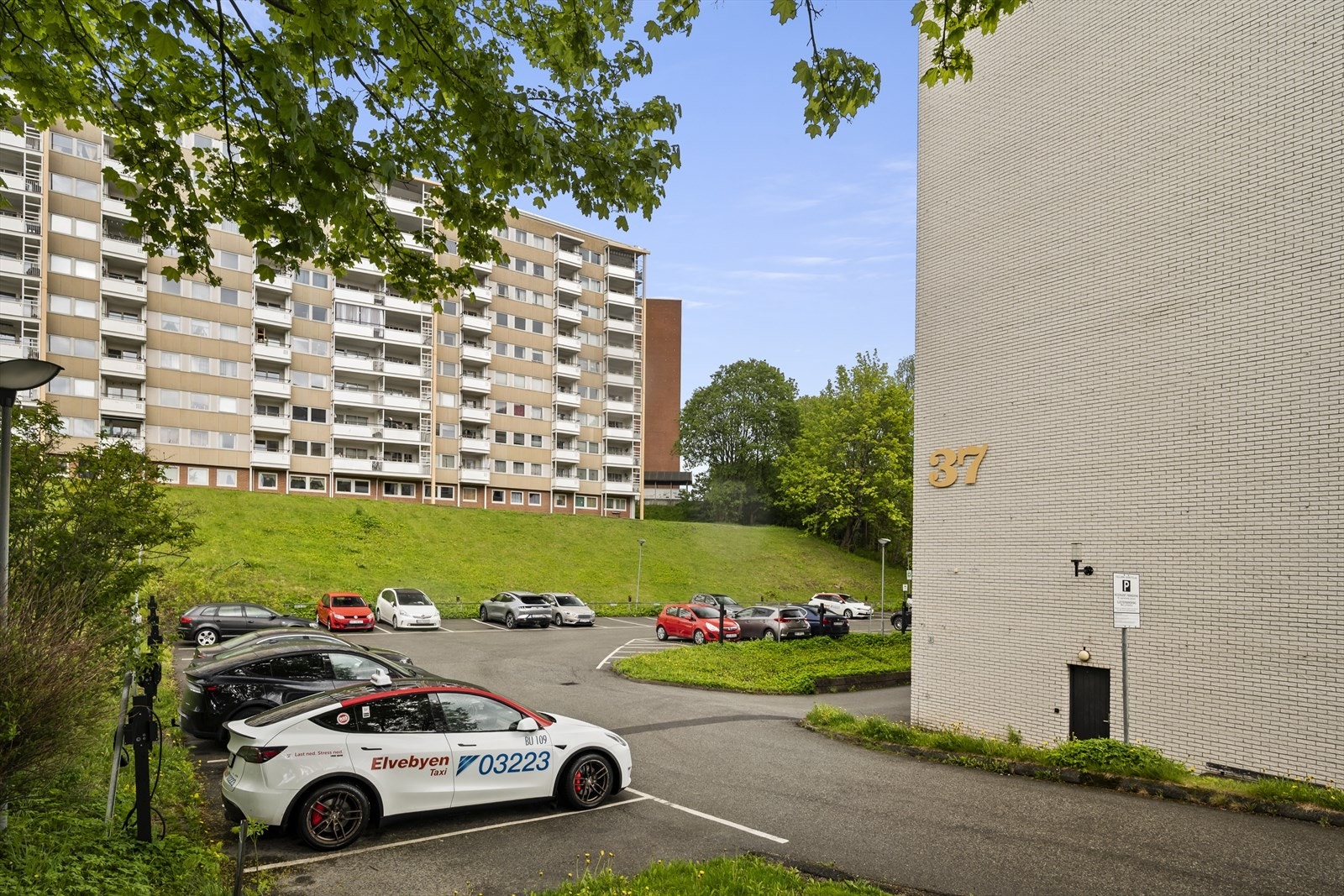 Parkeringsplasser disponeres av borettslagets styre som fordeler plassene etter søknad fra lagets andelseiere. Galleribilde