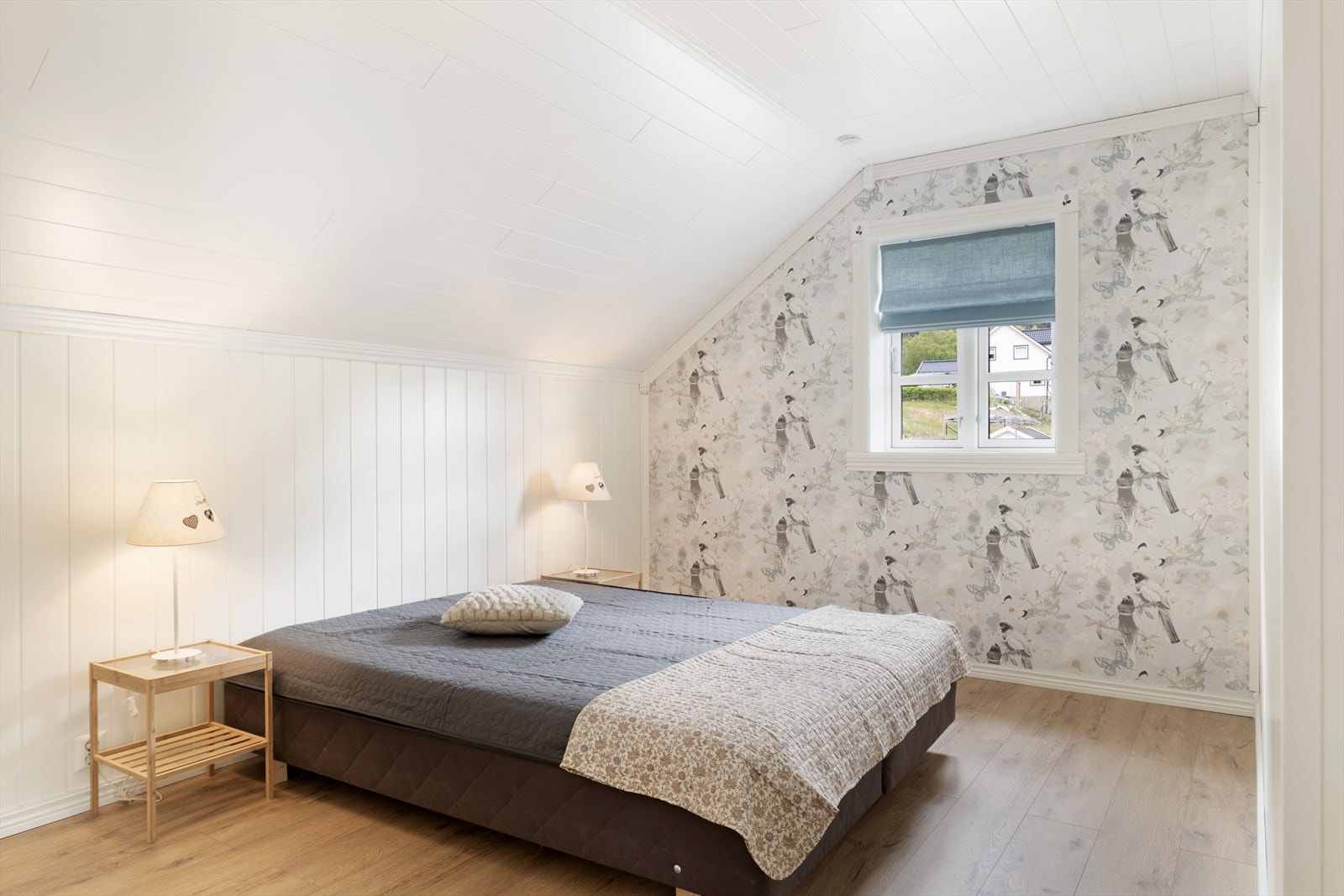 Det er til saman 3 lyse og fine soverom med delvis skråtak. Galleribilde