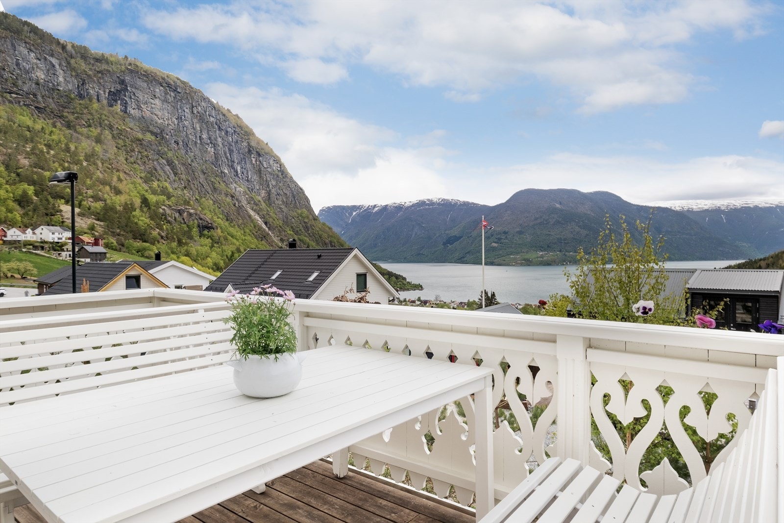 Her ute kan ein nyte god grillmat på varme sommardagar. Galleribilde