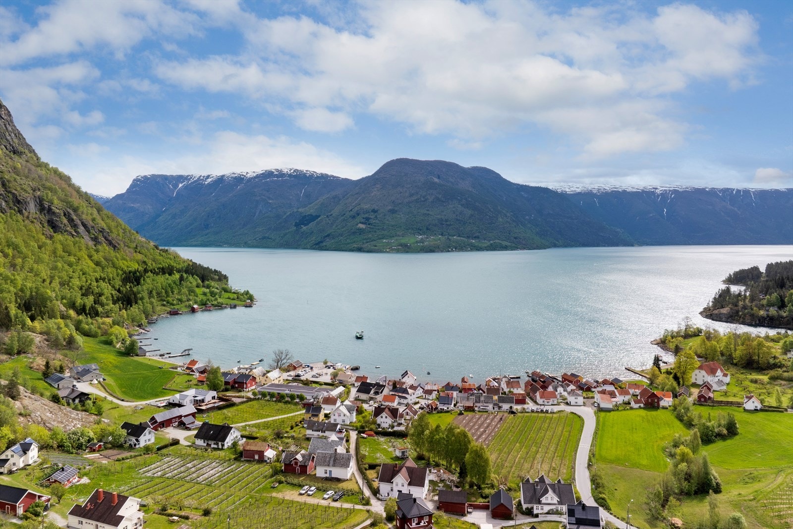 Solvorn er ei idyllisk bygd med fantastisk fin utsikt til fjorden, og gode solforhald. Det er også gåavstand til skule og barnehage. Galleribilde