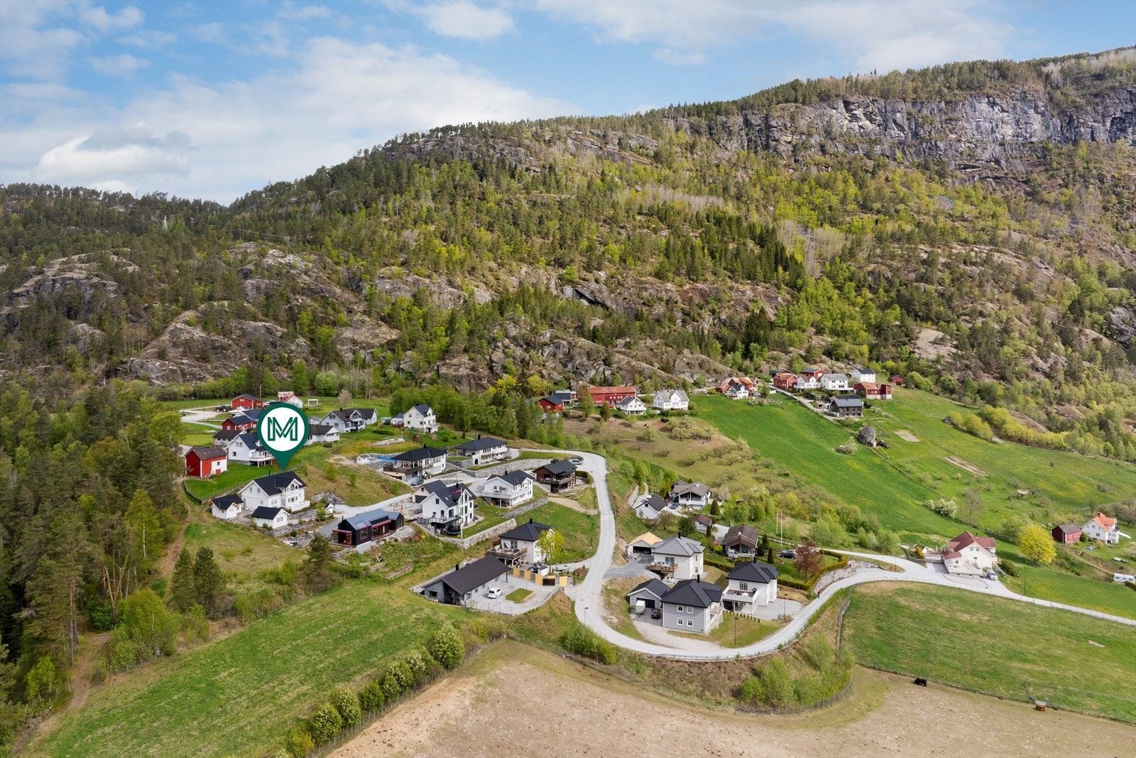 Solvorn har historie som handelsstad, kyrkjestad, tingstad og sete for Sorenskriveren i Indre Sogn. Galleribilde
