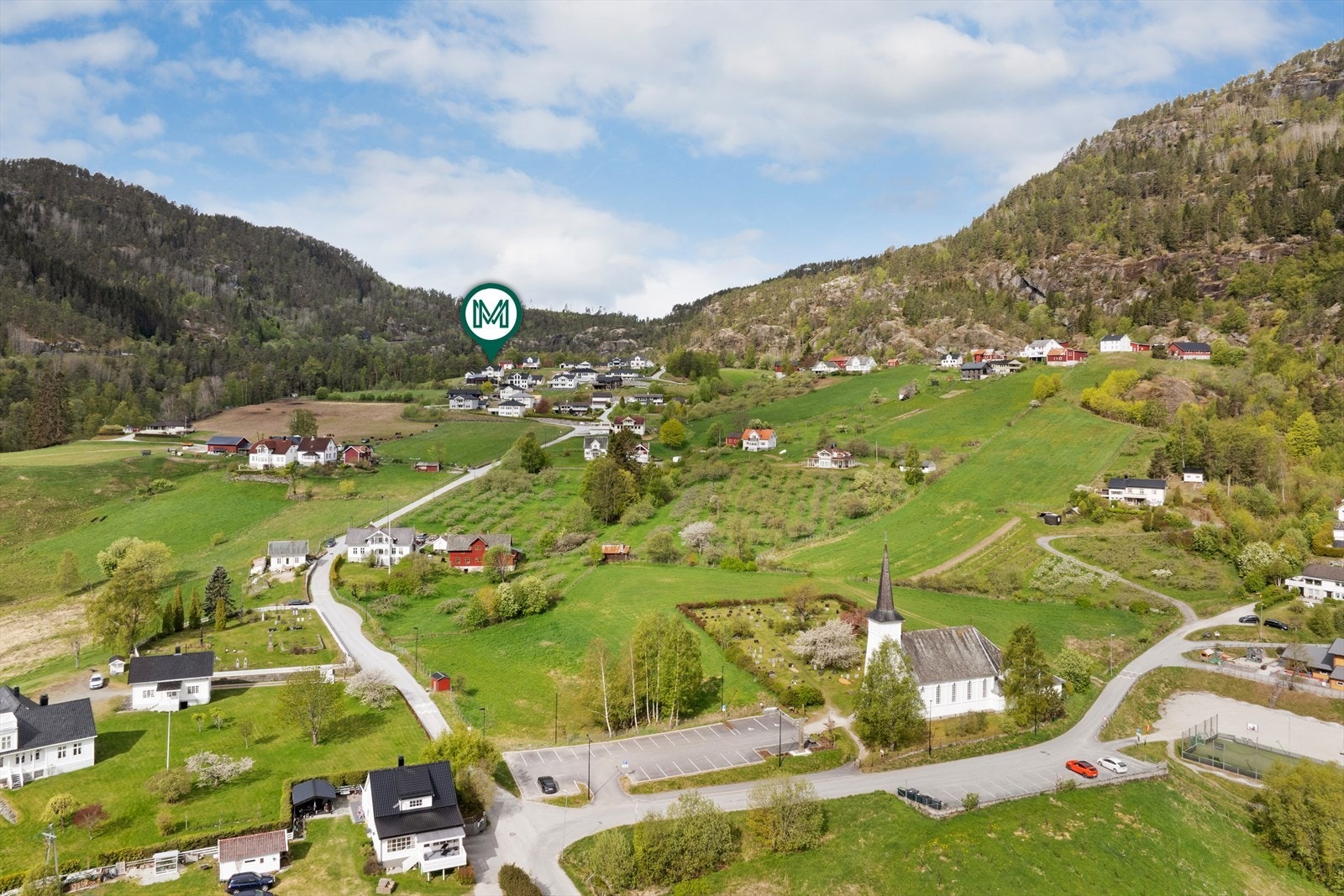 Solvorn er dels utbygd med bustadar og dels jordbruksareal like ved. Galleribilde