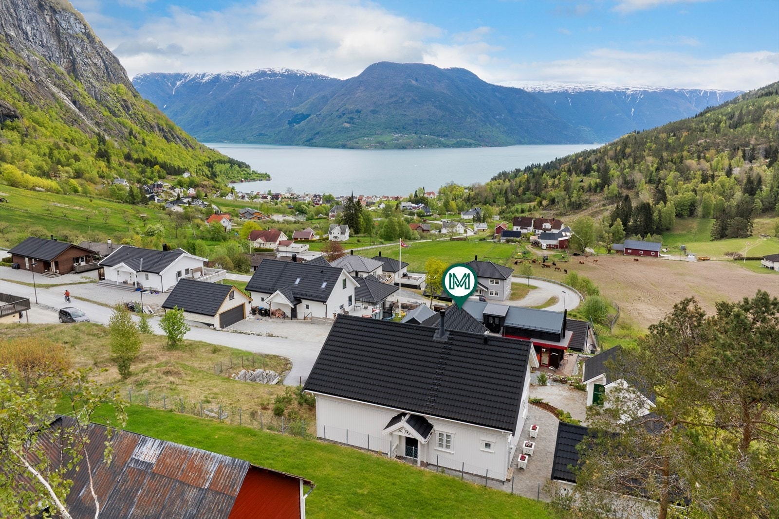Området har fine turmoglegheiter til populære Molden og Solvornnipa. Her kan du fiske frå bryggja eller ta med fiskestonga ut i båt. Galleribilde