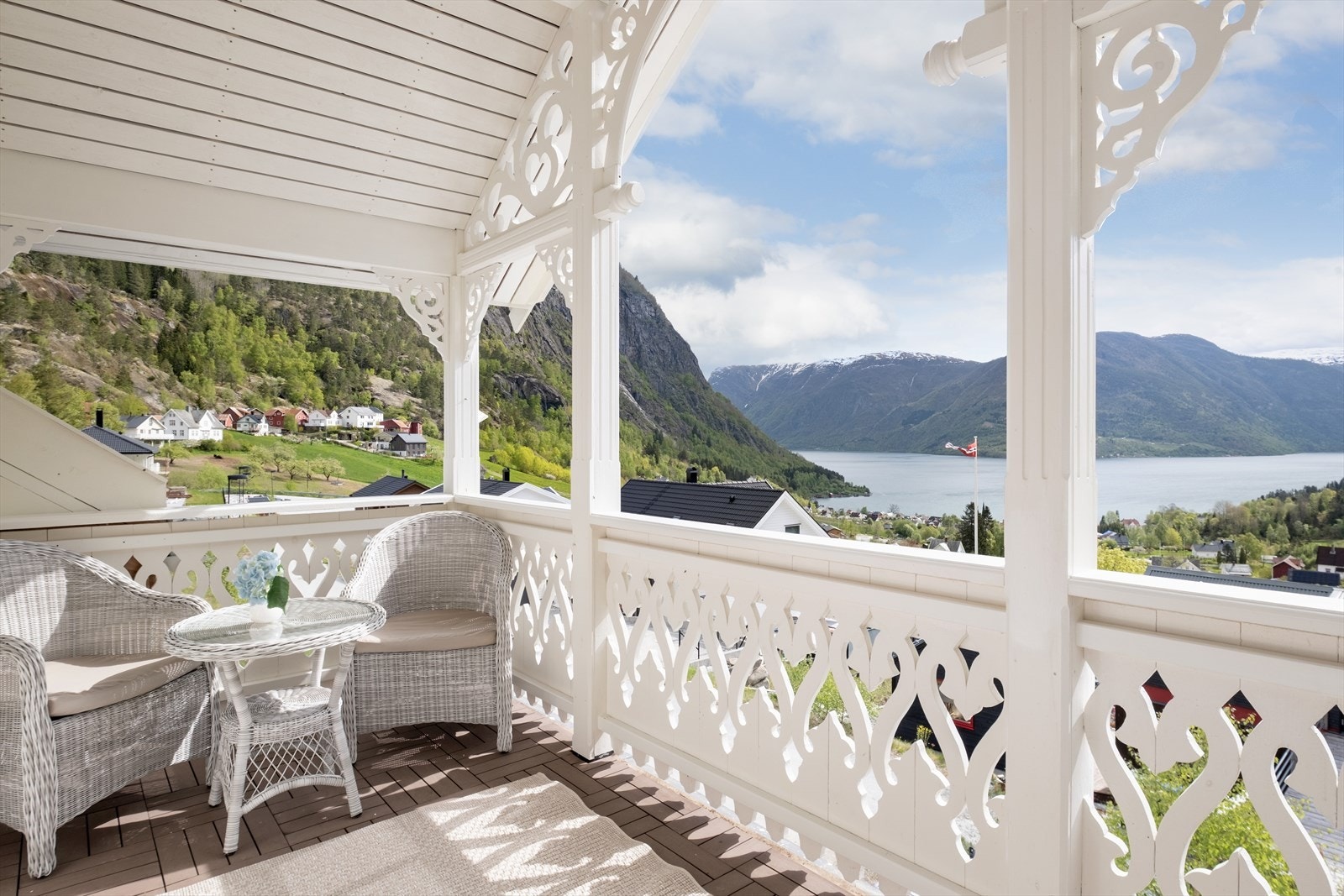 Frå denne stova er det tilkomst ut til overbygd balkong med same flotte utsikta mot fjorden. Galleribilde
