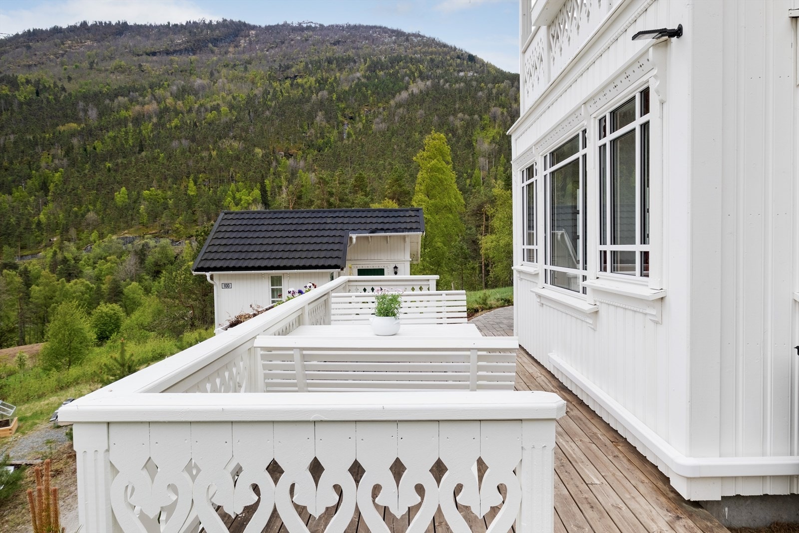 Terrasse med tilkomst frå hage og stove/kjøkken. Galleribilde