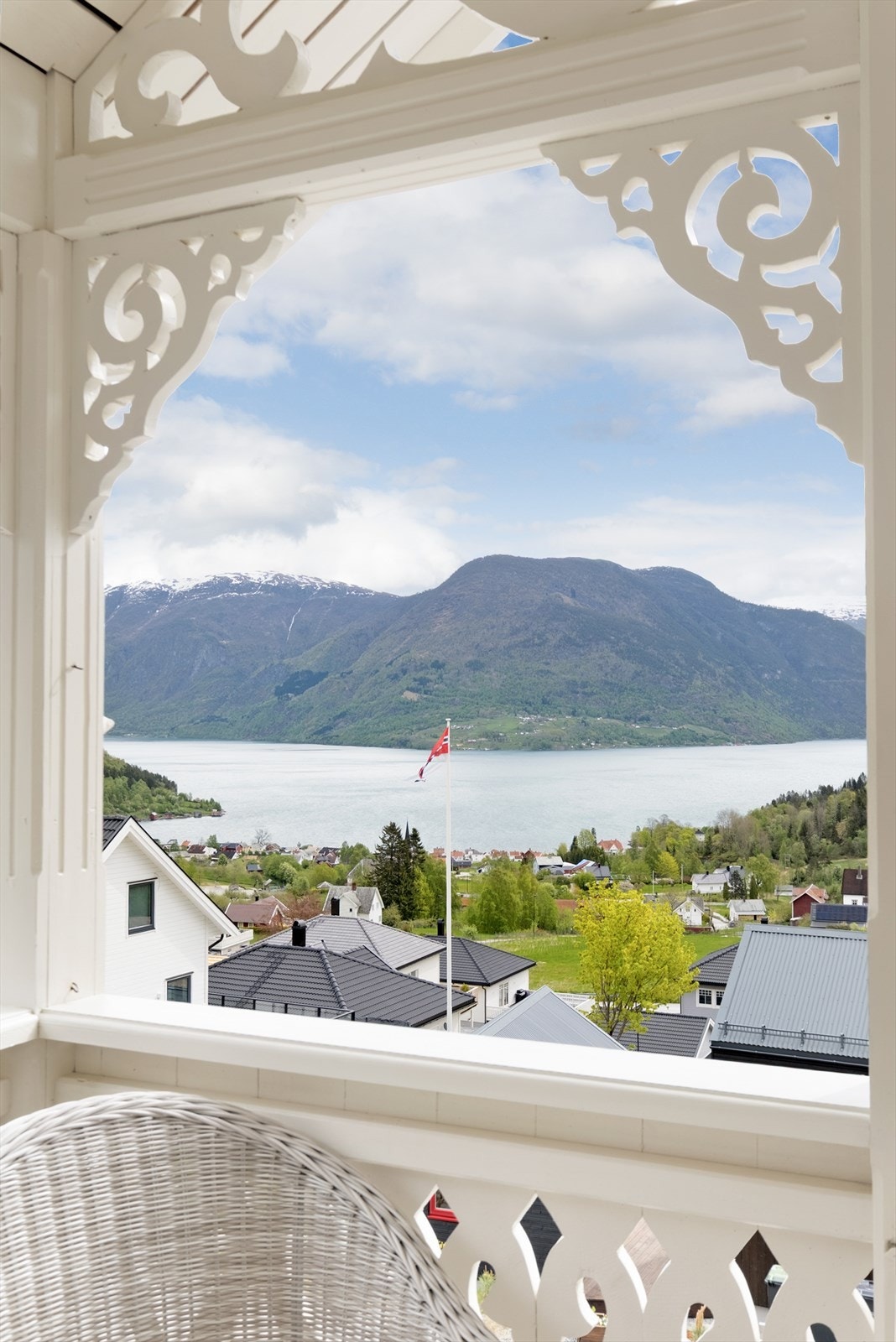 Dei dekorative utskjeringane på balkong og takutstikk gir huset eit klassisk og elegant uttrykk. Galleribilde