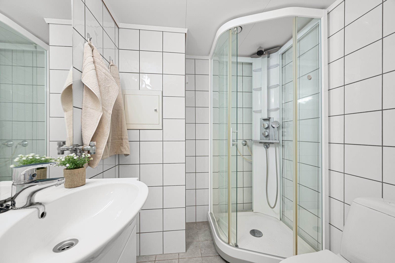 Pent flislagt bad med varmekabler med opplegg for vaskemaskin Galleribilde