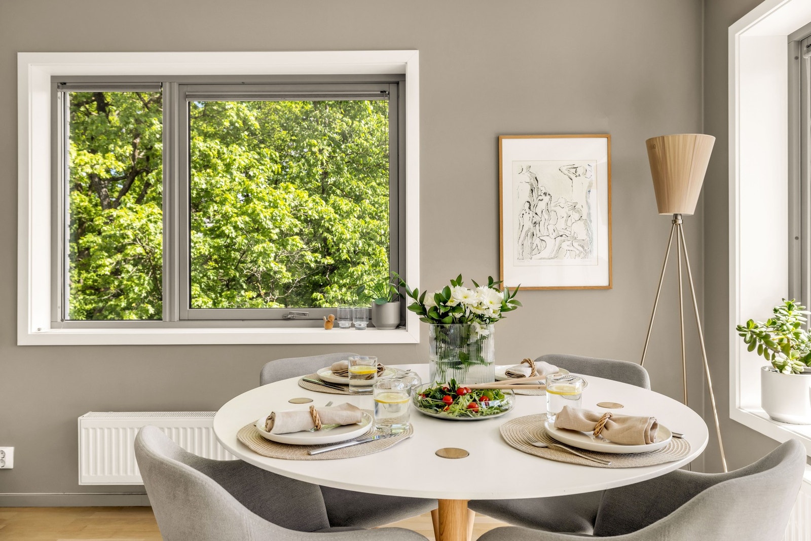 Det oser av naturlig sollys og frodig utsyn, her vil du garantert trives. Galleribilde
