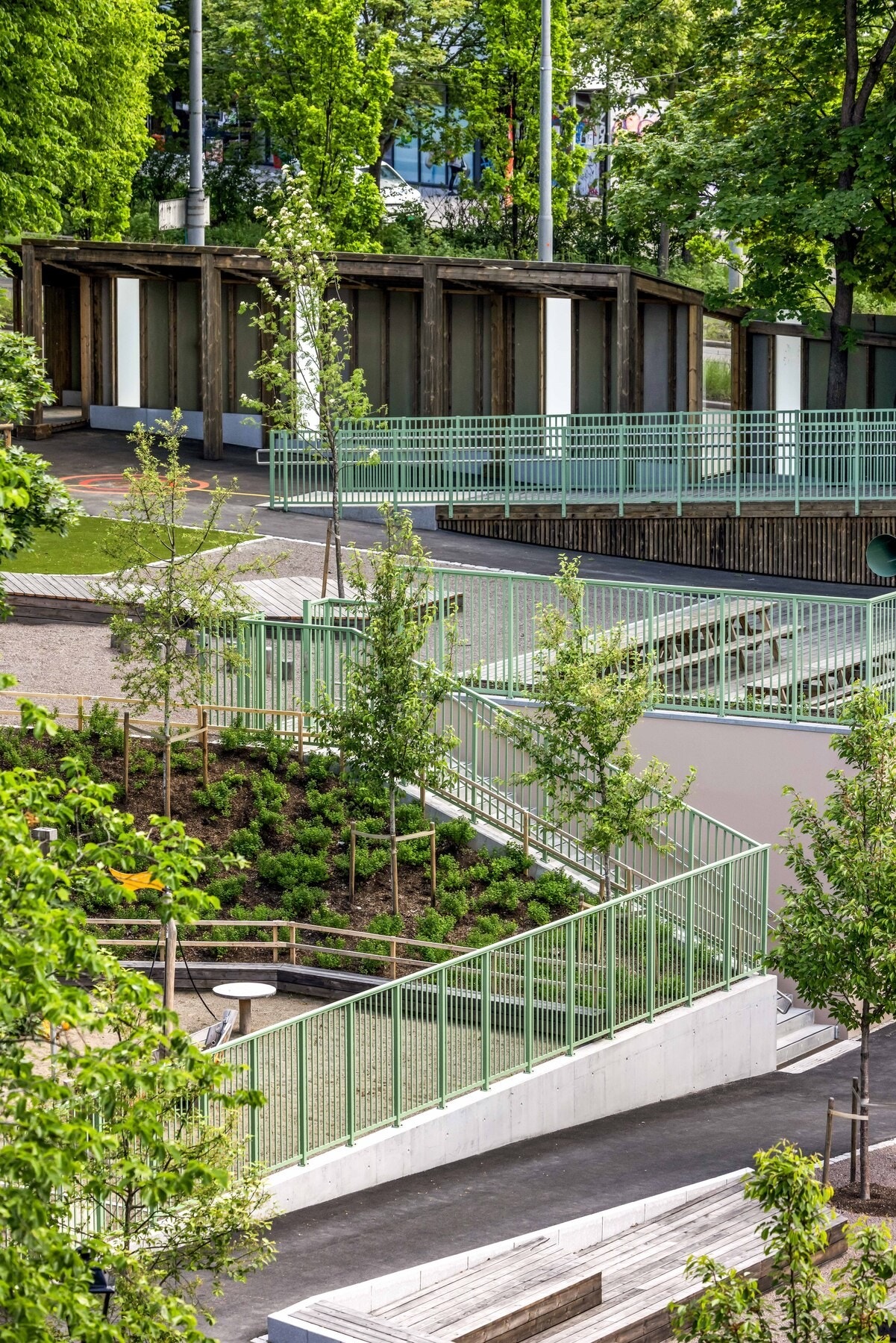 Praktfullt modernisert og parkmessig opparbeidet, nye Sophies minde. Galleribilde