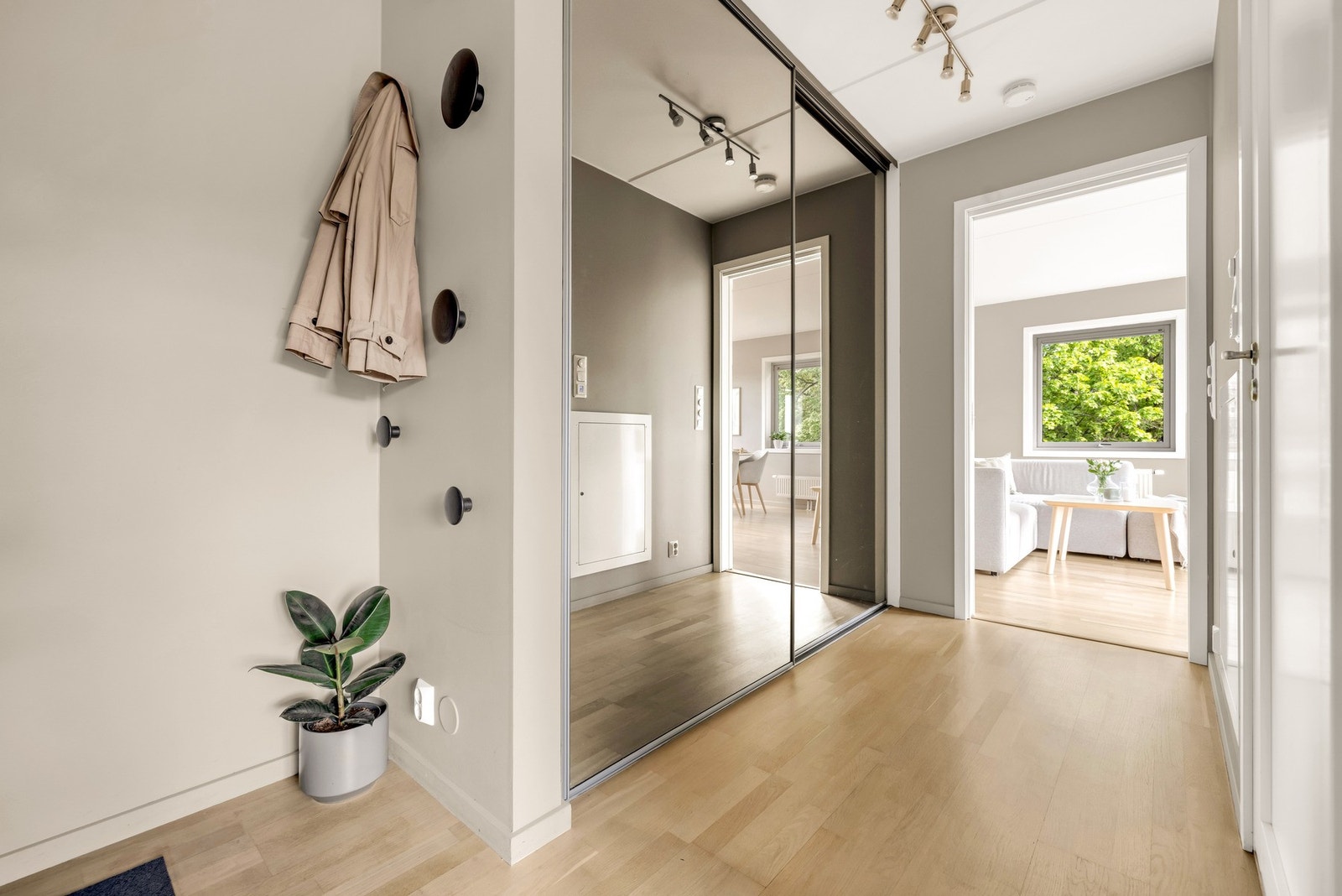 Stor skyvedørsgarderobe med speilfronter gir god plass til sko og yttertøy. Galleribilde