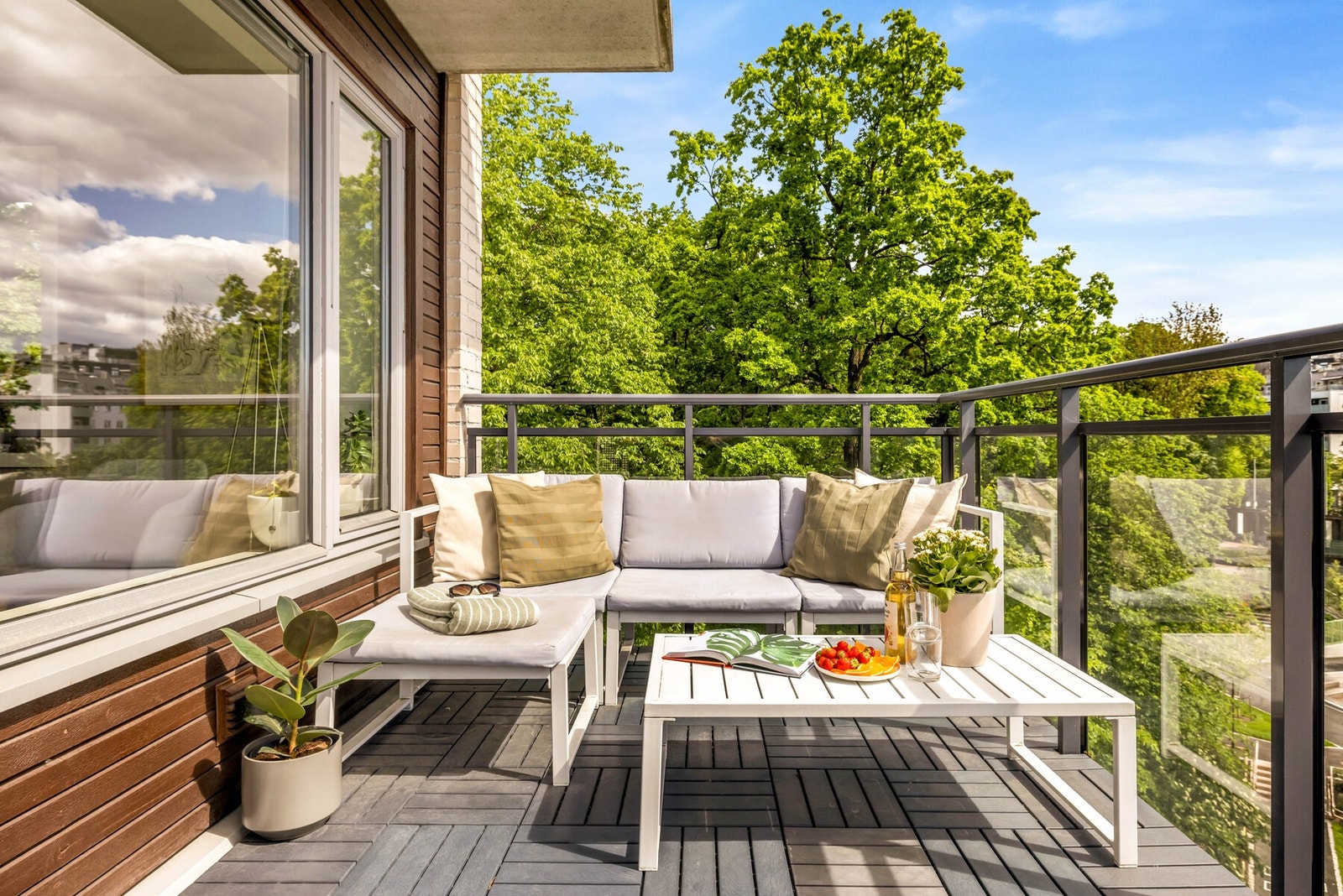 Uteplassen kan enkelt innredes med sittegruppe, grill og planter, en innbydende sone for både morgenkaffen og lange sommerkvelder. Galleribilde