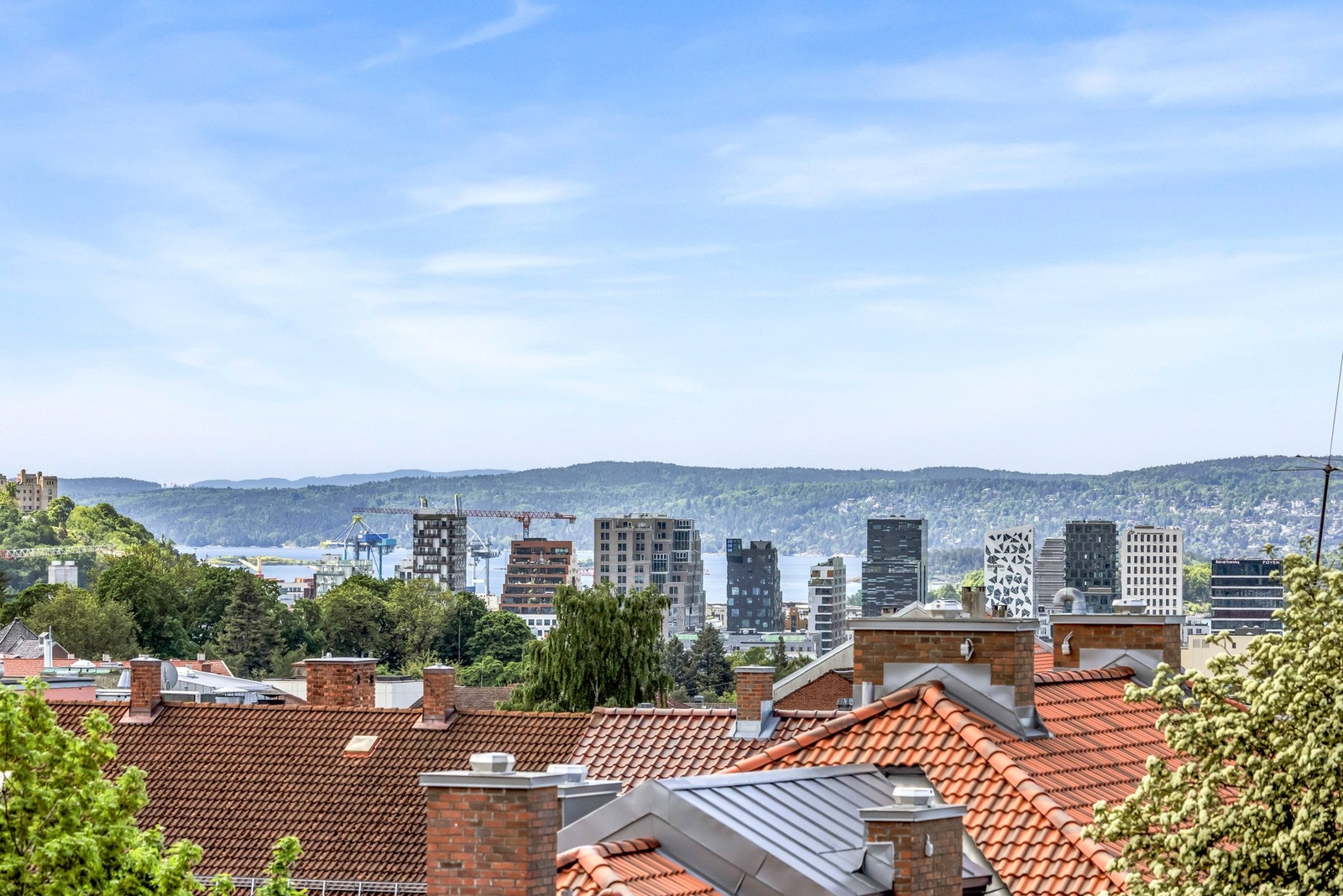 Som beboer i sameiet har du tilgang til en flott felles takterrasse med svært gode solforhold og en nydelig utsikt utover fjorden og byen. Galleribilde