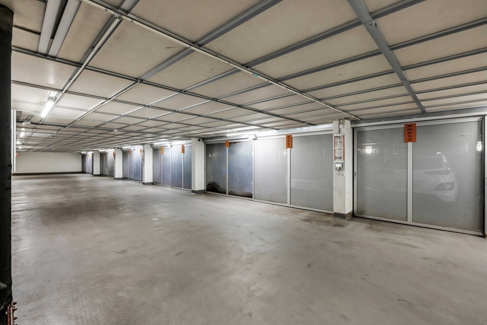 Parkeringskjeller består av 76 garasjeplasser i et multiparksystem . Galleribilde